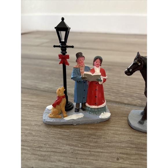 LEMAX Singing Carols #42256 & Policeman On Horse - Picture 2 of 11